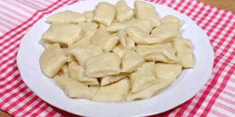 Jaka surówka do kopytek? Wybierz idealny dodatek do obiadu!