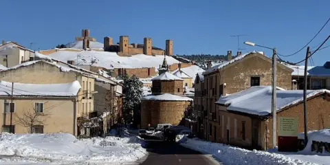 Un pueblo cubierto de nieve, con un castillo en la colina, parece el pueblo mas frio de España.