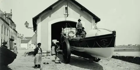 Un canot de sauvetage est sorti d'un hangar à Etel. Alain Bombard, le célèbre médecin et navigateur, aurait pu être à bord.