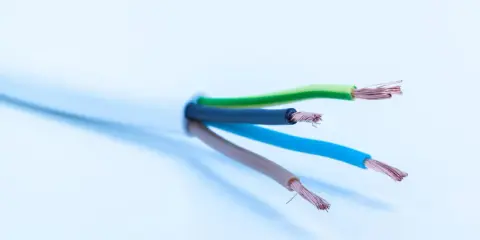 Przewód YDYp 3x1,5mm² do oświetlenia LED 230V, z żyłami w izolacji brązowej, niebieskiej i żółto-zielonej.