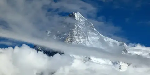 Majestatyczny K2, najwyższy szczyt Karakorum, wyłania się z chmur.