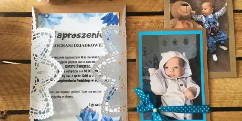 Zaproszenie na chrzest DIY z motywem niebieskich kwiatów i zdjęciami niemowlaka.