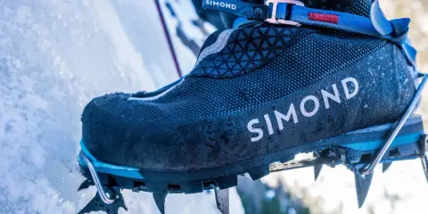Buty z rakami Simond pewnie trzymają się lodowej ściany. To nie są zwykłe raki, to sprzęt do wspinaczki!
