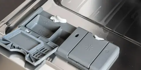 Pusta przegródka na nabłyszczacz w zmywarce. Może to być powód, dla którego zmywarka nie pobiera nabłyszczacza.