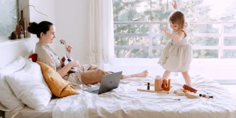 Mama gra na ukulele, a dziecko tańczy. Wspaniałe zabawy dla 5-6 latków w domu, które rozwijają kreatywność i ruch.
