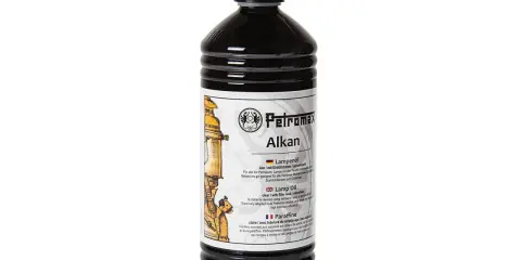 En flaska Petromax Alkan lampolja, perfekt för din campingparaffin-lampa. Ger klart och luktfritt ljus.