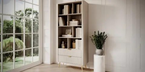 Elegante libreria pino con libros y adornos, junto a un gran ventanal con vistas a un jardín frondoso.