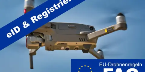 Drohne im Flug, blauer Himmel. Blaue Banderole mit "eID & Registrierung". Unten EU-Flagge und "EU-Drohnenregeln FAQ". Hier erfährst du, ob und wie muss man drohnen anmelden.