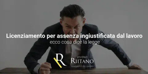 Uomo arrabbiato con pugno sul tavolo, testo "Licenziamento per assenza ingiustificata dal lavoro".