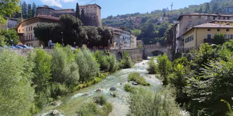 Fiume Adige attraversa Rovereto, con il Castello sul colle. Un'ottima panoramica di cosa vedere in questa città.