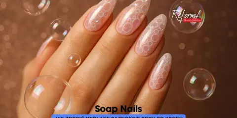 Delikatne paznokcie na marzec w stylu "Soap Nails", ozdobione wzorem przypominającym bańki mydlane.