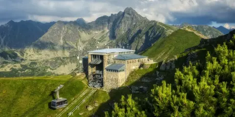 Kasprowy Wierch kolejka czeka, by zabrać Cię w góry. Widok zapiera dech, a godziny mijają szybko.