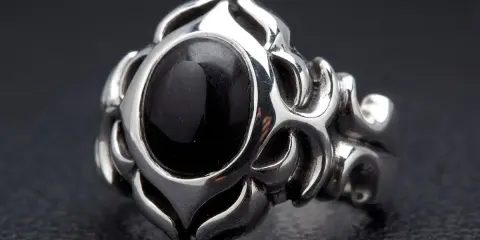 Anello uomo con pietra nera, simbolo di forza e mistero. Il suo significato è profondo.