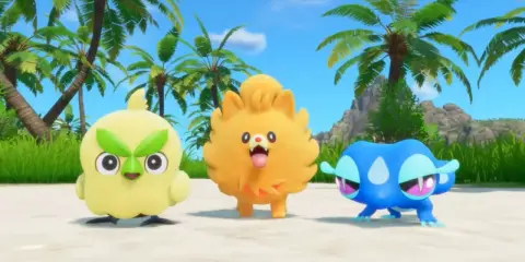 Trzy urocze Pokemony: żółty ptaszek, pomarańczowy piesek i niebieska żabka, na plaży z palmami. Idealne do gry Pokemon na Nintendo Switch!