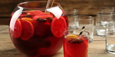 Aromaticzny poncz z pomarańczą i gwiazdkami anyżu, idealny na zimowe wieczory. Ten przepis na poncz zachwyci każdego!