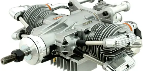 Zwei Saito Motoren, silberfarben, mit Kühlrippen und polierten Chromteilen, bereit für den Einsatz in einem Modellflugzeug.