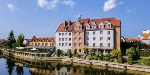 Idealne miejsce, gdzie na Mazury we dwoje. Hotel nad wodą z tarasem i pięknym widokiem.