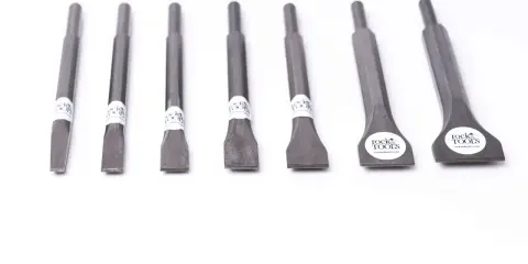 Un conjunto de cinceles de metal, cada uno con una punta afilada y un mango hexagonal, listos para trabajar la piedra.