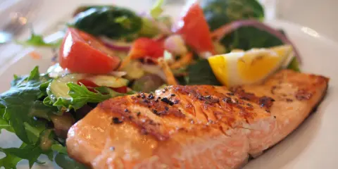 Grillowany łosoś z sałatką warzywną, idealny posiłek przy kłębuszkowym zapaleniu nerek dieta.