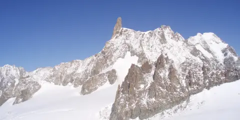 Majestatyczny, ośnieżony najwyższy szczyt w Europie to Mont Blanc (4810 m). Widok zapiera dech w piersiach!