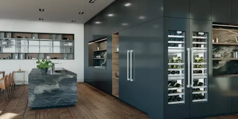 Moderne Küche mit Marmor-Insel und zwei Liebherr Hydro Breeze Weinkühlschränken, gefüllt mit Wein.