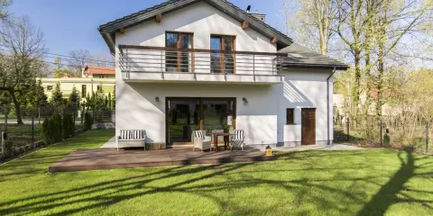 Maison moderne avec terrasse en bois et jardin. Une belle plus-value résidence principale 5 ans.