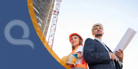 Ingegneri con caschi guardano un cantiere in costruzione. Uno tiene un progetto, l'altro indossa un giubbotto ad alta visibilità. Soa cos'è: un futuro che prende forma.