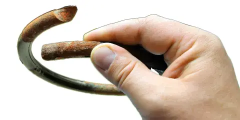 Zardzewiała sprężyna zawieszenia, symbolizująca koszt wymiany sprężyn przód.