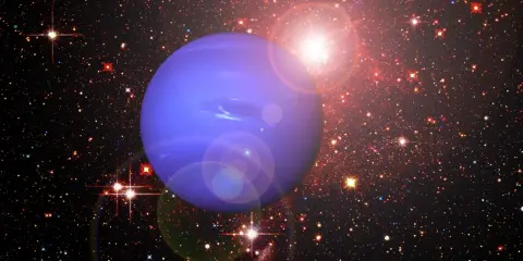 Niebieski Neptun dryfuje wśród milionów gwiazd, jakby pływał w kosmicznych Rybach.