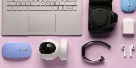 Laptop, aparat, kamerka, myszki, słuchawki i smartwatch – to wszystko, co spakować na wakacje, by uwiecznić wspomnienia i pozostać w kontakcie.