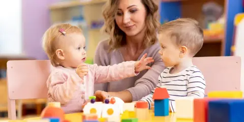 Ile zarabia opiekunka w żłobku państwowym? Kwoty, dodatki, 1000 zł!