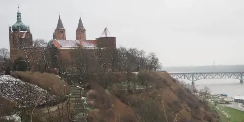 Zamek w Płocku, niegdyś stolicy Polski, w zimowej scenerii nad Wisłą.