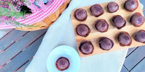 Czekoladowe cake pops posypane kakao. Idealne na deser, gdy szukasz prostego cake pops przepis.