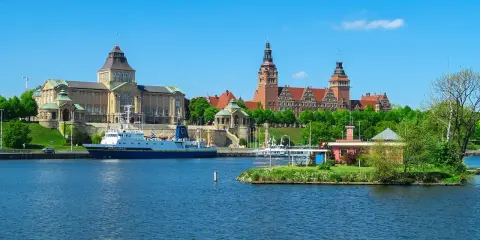 Widok na Odrę i zabytkowe budynki, w tym Muzeum Narodowe. Idealne miejsce, by zobaczyć w Szczecinie!