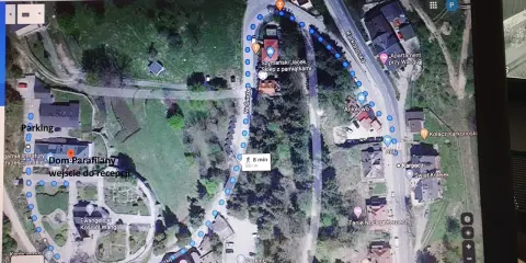 Mapa Google z zaznaczoną trasą do Kościoła Wang. Widoczny parking, Dom Parafilany i sklep z pamiątkami.