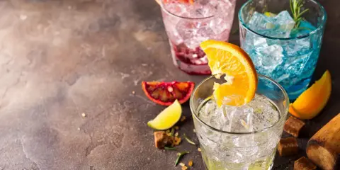 Drinki w butelkach: Gotowe czy DIY? Przepisy i porady na udaną imprezę