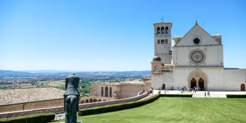 Statua equestre e Basilica di San Francesco, un must per chi cerca cosa fare ad Assisi.