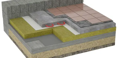 Strati di isolamento per un pavimento piano terra, con tubi per riscaldamento a pavimento, per prevenire l'isolamento umidità.