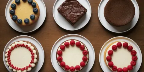 Six desserts variés : un gâteau aux myrtilles, un brownie, un gâteau au chocolat, deux cheesecakes aux framboises et un autre aux groseilles. Parfait pour faire un gâteau 2 jours à l'avance !