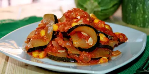 Calabacín con tomate y maíz, un plato casero lleno de sabor.