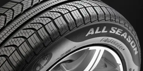 Gomme 4 stagioni con battistrada scolpito per aderenza su ogni terreno. Ideali per chi cerca versatilità.