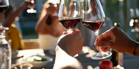 Wino na wesele: Ile butelek kupić? Gotowe kalkulacje krok po kroku