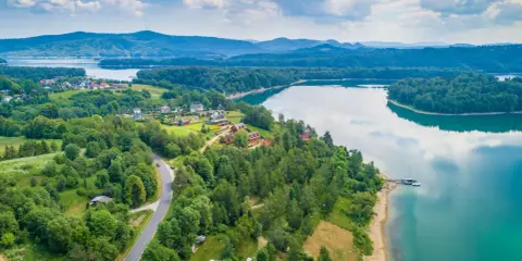 Malownicze Bieszczady, województwo podkarpackie, z jeziorem Solińskim, lasami i domkami letniskowymi.