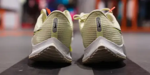 Para biegowych butów Nike, z widocznym ścieraniem butów po zewnętrznej stronie, gotowych na kolejne wyzwania.