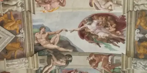 La Création d'Adam dans la Chapelle Sixtine. Photos interdites pourquoi ? Pour préserver ces fresques divines de la lumière et de l'humidité.