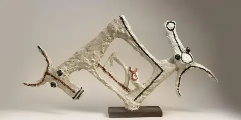 Sculpture abstraite en plâtre blanc, style Jean Lambert Rucki, représentant deux têtes d'animaux stylisées reliées par des formes géométriques.