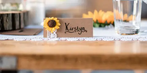 Urocza winietka z imieniem "Kirstyn" i słonecznikiem. Proste i stylowe, idealne, by pokazać, jak zrobić winietki na przyjęcie.