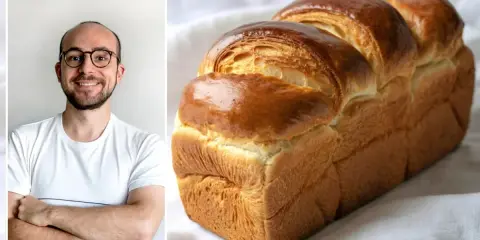 Un homme souriant à côté d'une brioche dorée. La cuisson de cette brioche, avec ou sans chaleur tournante, a donné un résultat parfait.