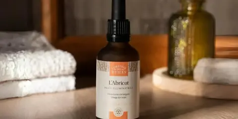 Flacon d'huile d'abricot illuminatrice, pour le visage et le corps. Découvrez les huile d'abricot bienfaits pour une peau éclatante.