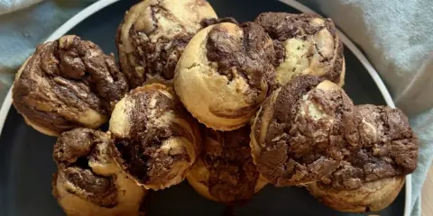 Ein Haufen leckerer Nutella Muffins mit Marmorierung auf einem Teller.